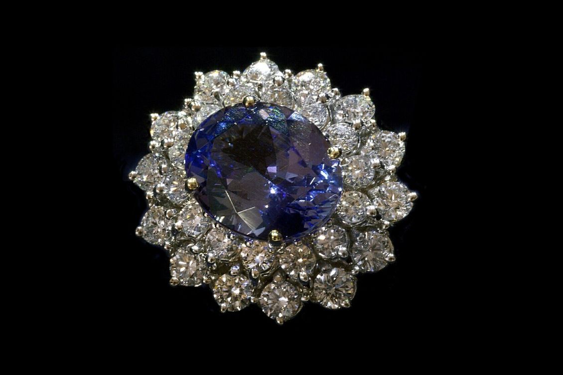 Ring with an oval blue gemstone